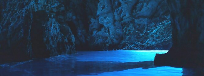 Trip Pauschalreisen Reisetipps - Die Blaue Grotte von Bisevo in Kroatien ist nur per Boot erreichbar. Atemberaubend schön fasziniert dieses Naturphänomen in leuchtenden intensiven Blautönen. Ein idyllisches Highlight der vorzüglich geführten Speedboot-Tour im Adria Inselparadies, mit fantastisch facettenreicher Unterwasserwelt. Die Blaue Grotte ist ein Naturwunder, das auf der kroatischen Insel Bisevo zu finden ist. Sie ist berühmt für ihr kristallklares Wasser und die einzigartige bläuliche Farbe, die durch das Sonnenlicht in der Höhle entsteht. Die Blaue Grotte kann nur durch eine Bootstour erreicht werden, die oft Teil einer Fünf-Insel-Tour ist.