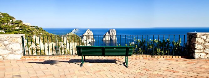 Trip Pauschalreisen Feriendestination - Capri ist eine blühende Insel mit weißen Gebäuden, die einen schönen Kontrast zum tiefen Blau des Meeres bilden. Die durchschnittlichen Frühlings- und Herbsttemperaturen liegen bei etwa 14°-16°C, die besten Reisemonate sind April, Mai, Juni, September und Oktober. Auch in den Wintermonaten sorgt das milde Klima für Wohlbefinden und eine üppige Vegetation. Die beliebtesten Orte für Capri Ferien, locken mit besten Angebote für Hotels und Ferienunterkünfte mit Werbeaktionen, Rabatten, Sonderangebote für Capri Urlaub buchen.
