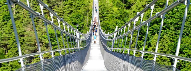 Trip Pauschalreisen Reisetipps - highline179 - Die Brücke BlickMitKick | einmalige Kulisse und spektakulärer Panoramablick | 20 Gehminuten und man findet | die längste Hängebrücke der Welt | Weltrekord Hängebrücke im Tibet Style - Die highline179 ist eine Fußgänger-Hängebrücke in Form einer Seilbrücke über die Fernpassstraße B 179 südlich von Reutte in Tirol (Österreich). Sie erstreckt sich in einer Höhe von 113 bis 114 m über die Burgenwelt Ehrenberg und verbindet die Ruine Ehrenberg mit dem Fort Claudia.