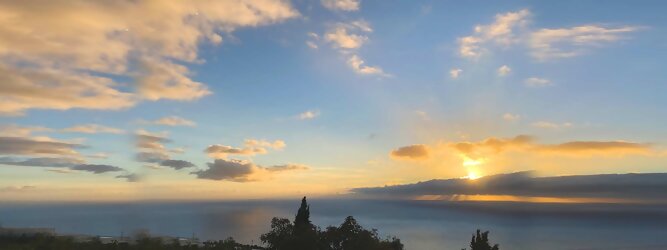 Trip Pauschalreisen Reiseideen Pauschalreise - La Palma macht ihrem Beinamen, die Schöne, alle Ehre. Das Kleinod im Atlantik erstrahlt in sattem Grün, verziert mit hübschen landestypischen Villen in den weit gestreuten Dörfern, eingerahmt von weichen Wellen des dunkelblauen atlantischen Ozeans, am Himmel ziehen malerische Formationen, bauschiger weißer Schäfchenwolken. Eine Bilderbuchidylle zum Verlieben. Die beliebtesten Orte für La Palma Ferien, locken mit besten Angebote für Hotels und Ferienunterkünfte mit Werbeaktionen, Rabatten, Sonderangebote für La Palma Urlaub buchen. Reisedaten eingeben und Hotel Flug Mietwagen Attraktionen Taxis für eine La Palma Reise flexibel buchen. Sollten sich die Pläne ändern, sind viele der Unterkünfte und Zimmer auf La Palma kostenfrei stornierbar.