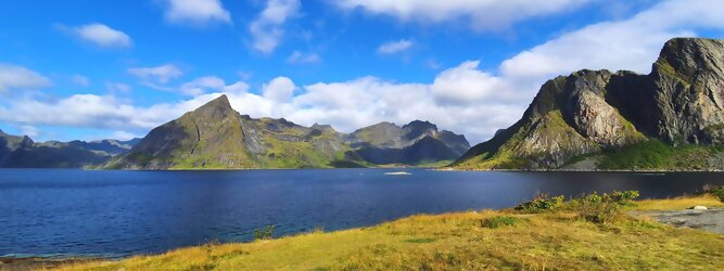 Trip Pauschalreisen Reisetipps - Die Lofoten Inseln Norwegen – Skandinaviens eiskalte Schönheit fasziniert mit atemberaubenden Nordlichtern und geradezu außerirdisch imposanten Gebirgskulissen. Land der Mitternachtssonne am Polarkreis, ein Paradies für Wanderer, Naturfreunde, Hobbyfotografen und Instagram er/innen. Die Lofoten gehören zu Norwegen und liegen nördlich des Polarkreises. Erfahren Sie hier, was für eine einzigartige Landschaft die Lofoten zu bieten haben und was Sie dort erwartet. Vorsicht akutes Fernweh! Die meisten von Ihnen kennen wahrscheinlich die Lofoten. Man stellt sich malerische Fischerdörfer vor, umgeben von hohen Bergen und tiefblauen Fjorden.