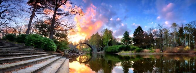 Trip Pauschalreisen Reisetipps - Teufelsbrücke wird die Rakotzbrücke in Kromlau, Deutschland, genannt. Ein mystischer, idyllischer wunderschöner Ort; eine wahre Augenweide, wenn sich der Brücken Rundbogen im See spiegelt und zum Kreis vervollständigt. Ein märchenhafter Besuch, im blühenden Azaleen & Rhododendron Park. Der Azaleen- und Rhododendronpark Kromlau ist ein ca. 200 ha großer Landschaftspark im Ortsteil Kromlau der Gemeinde Gablenz im Landkreis Görlitz. Er gilt als die größte Rhododendren-Freilandanlage als Landschaftspark in Deutschland und ist bei freiem Eintritt immer geöffnet. Im Jahr 1842 erwarb der Großgrundbesitzer Friedrich Hermann Rötschke, ein Zeitgenosse des Landschaftsgestalters Hermann Ludwig Heinrich Fürst von Pückler-Muskau, das Gut Kromlau.