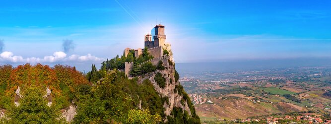 Trip Pauschalreisen Reiseideen Pauschalreise - San Marino – Hol ihn dir – den heißbegehrten Einreise-Stempel von San Marino. Nimm deinen Reisepass, besuche die örtliche Tourismusbehörde, hier wird die kleine Trophäe in dein Reisedokument gestempelt, es sieht gut aus und ist eine supertolle Urlaubserinnerung. Dieses neue Trendy-Reiselust-Souvenir passt ausgezeichnet zu den anderen außergewöhnlichen Stempeln deiner vergangenen Reisen. San Marino ist ein sehr interessanter Zwergstaat, eine Enklave, vollständig von Italien umgeben, eine der ältesten bestehenden Republiken und eines der reichsten Länder der Welt. Die beliebtesten Orte für Ferien in San Marino, locken mit besten Angebote für Hotels und Ferienunterkünfte mit Werbeaktionen, Rabatten, Sonderangebote für San Marino Urlaub buchen.