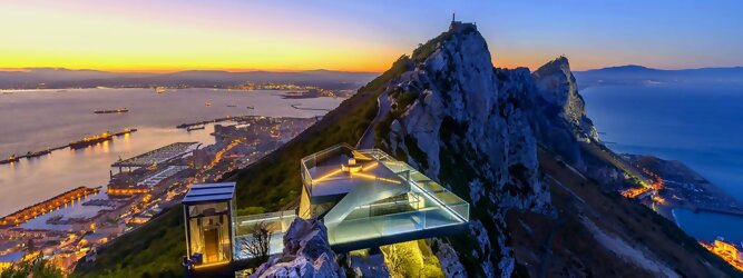 Trip Pauschalreisen Reisetipps - Ein ehemaliger militärischer Aussichtspunkt, der in eine hochmoderne Glasplattform und einen Gehweg umgewandelt wurde, der einen unvergleichlichen Blick über das Mittelmeer bietet. Ein ununterbrochener 360º-Panorama-Aussichtspunkt, der so spektakulär ist wie nirgendwo sonst auf der Welt. Betreten Sie die 360-Grad-Umgebung und bekommen Sie ein Gefühl für die Freiheit und die Heiterkeit, die Sie beim Skywalk erleben werden. Die Militärgeschichte Gibraltars während des Zweiten Weltkriegs veranschaulicht Gibraltars Position als britische Festung seit dem frühen 18. Während des Zweiten Weltkriegs spielte Gibraltar eine wichtige Rolle sowohl im Atlantic Theatre als auch im Mediterranean Theatre und kontrollierte praktisch den gesamten Seeverkehr in und aus dem Mittelmeer vom Atlantischen Ozean.