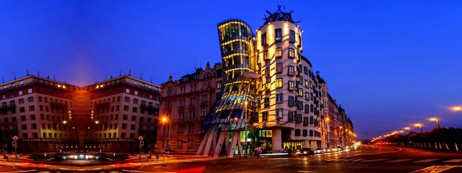 Trip Pauschalreisen Reisetipps - Das tanzende Haus ist ein Bürogebäudes in der tschechischen Hauptstadt Prag. Beliebte Aussichtsplattform mit schöner Architektur in Prag. Das „Tanzende Haus“ in Prag, das charismatische Bürogebäude mit dem Namen Ginger & Fred in Tschechien bezaubert mit mutiger Architektur. Geschwungen, dynamisch, strahlt es eine charmante Ungezwungenheit und Fröhlichkeit aus. Oben in der Glas-Bar genießt man den herrlichen Rundblick. Wie eine Tänzerin im Kleid, die sich an einen Herrn mit Hut schmiegt: Und doch ist es ein Haus. Das Tanzhaus ist eines der neuen Denkmäler der Stadt.